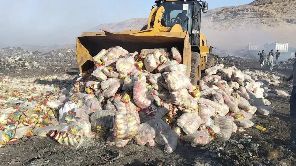 محافظ سوهاج: إعدام 39 طنًا من الأرز والسكر الفاسدين قبل طرحهما في الأسواق