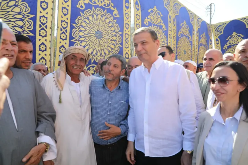وزير الزراعة يشارك المزارعين حصاد الذرة بأبو المطامير ويتفقد مجمع الخدمات الزراعية والقافلة البيطرية بالنجيلي