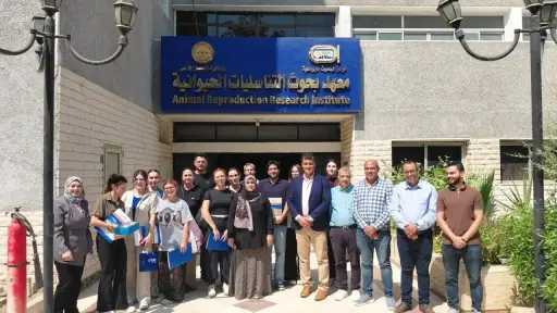 ”التناسليات الحيوانية” تدرب 14 طالبا رومانيا على تقنيات الفحص ونقل الأجنة