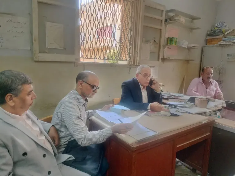 وكيل زراعة سوهاج يتابع صرف الأسمدة بطهطا ويوجه بسرعة حصول المزارعين على مستحقاتهم